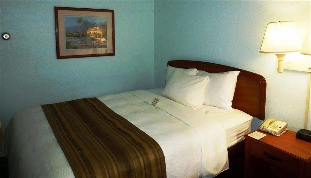 Days & By Wyndham Myers Near Jetblue Park 3*