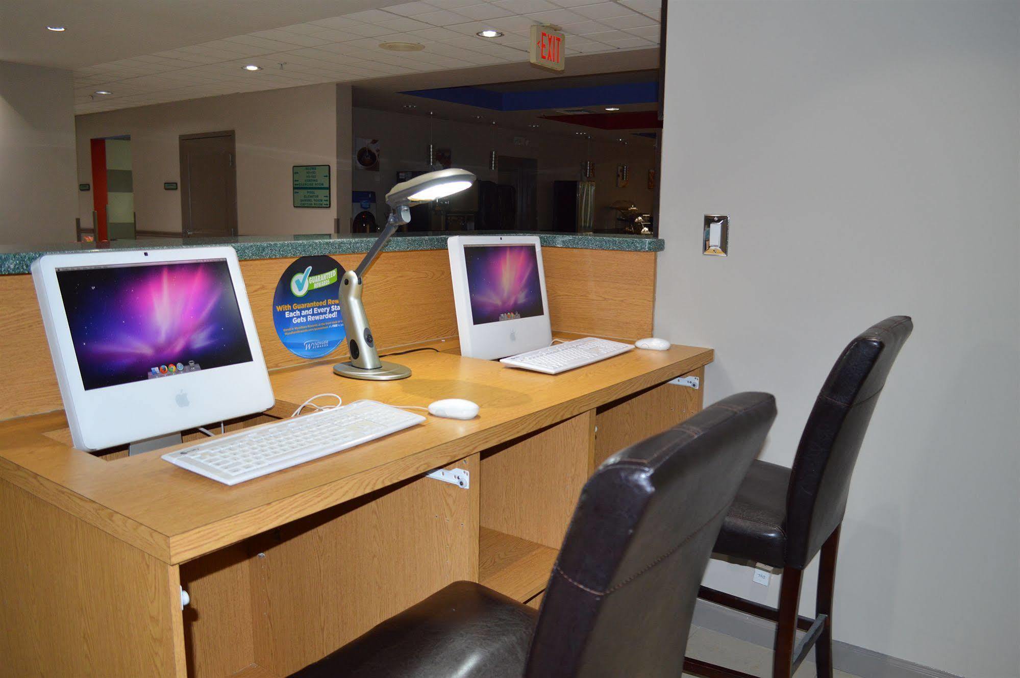 Hotel Days & By Wyndham Myers Near Jetblue Park Fort Myers