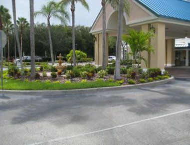 Baymont By Wyndham Myers Airport Hotel