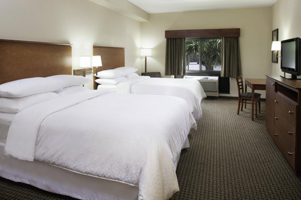 Four Points By Sheraton Myers Airport Hotel