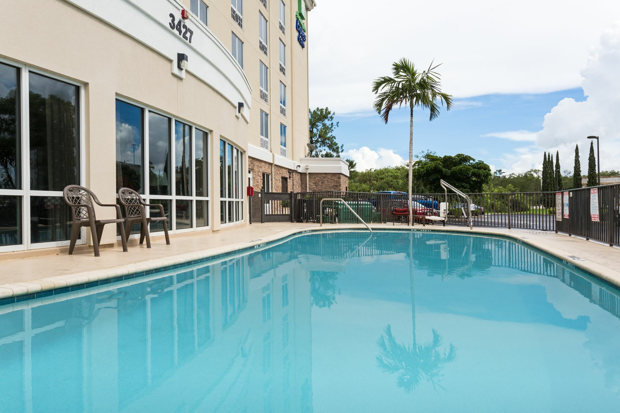Express & Myers East - The Forum By Ihg