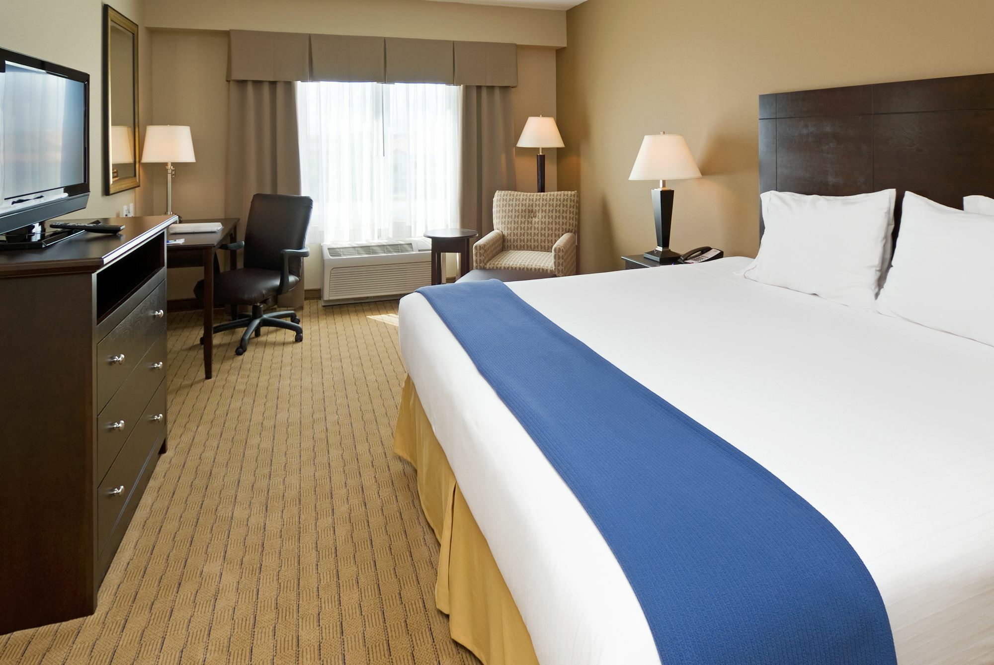 Hotel Express & Myers East - The Forum By Ihg
