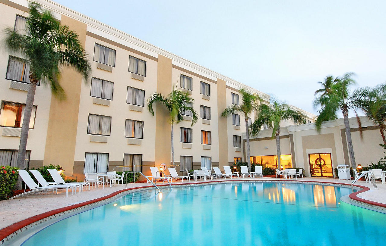 Holiday - - Downtown Area By Ihg Hotel 3*