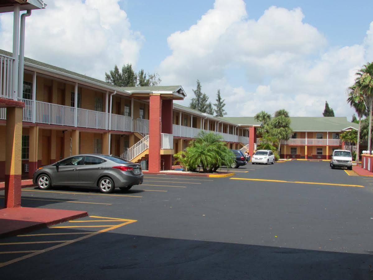 Hotel Howard Johnson By Wyndham Ft. Myers Fl 3*