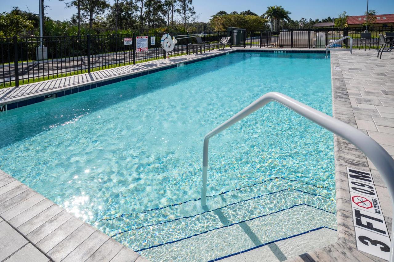 Express & - Myers Airport By Ihg Hotel 3*