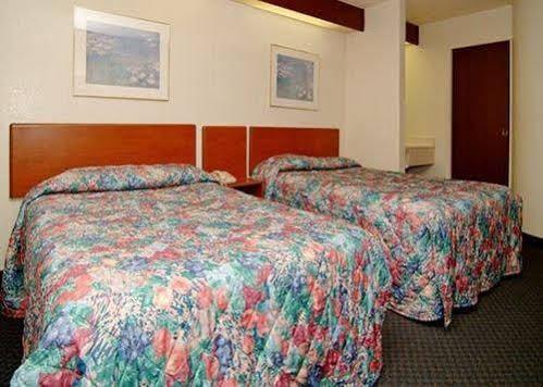 Travelodge By Wyndham Myers Airport Hotel