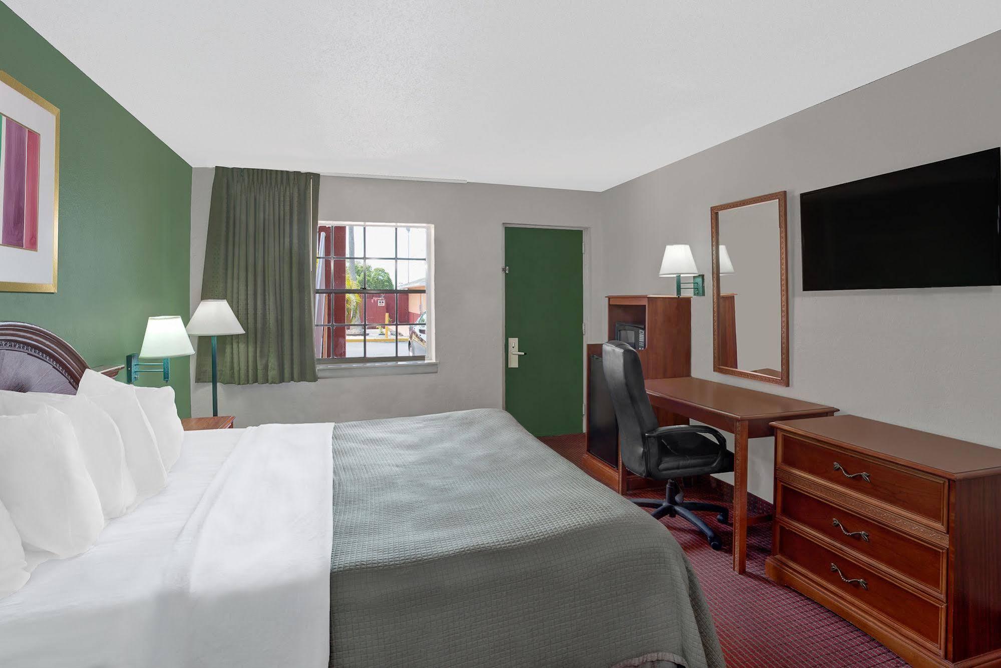 Howard Johnson By Wyndham Ft. Myers Fl Hotel Fort Myers