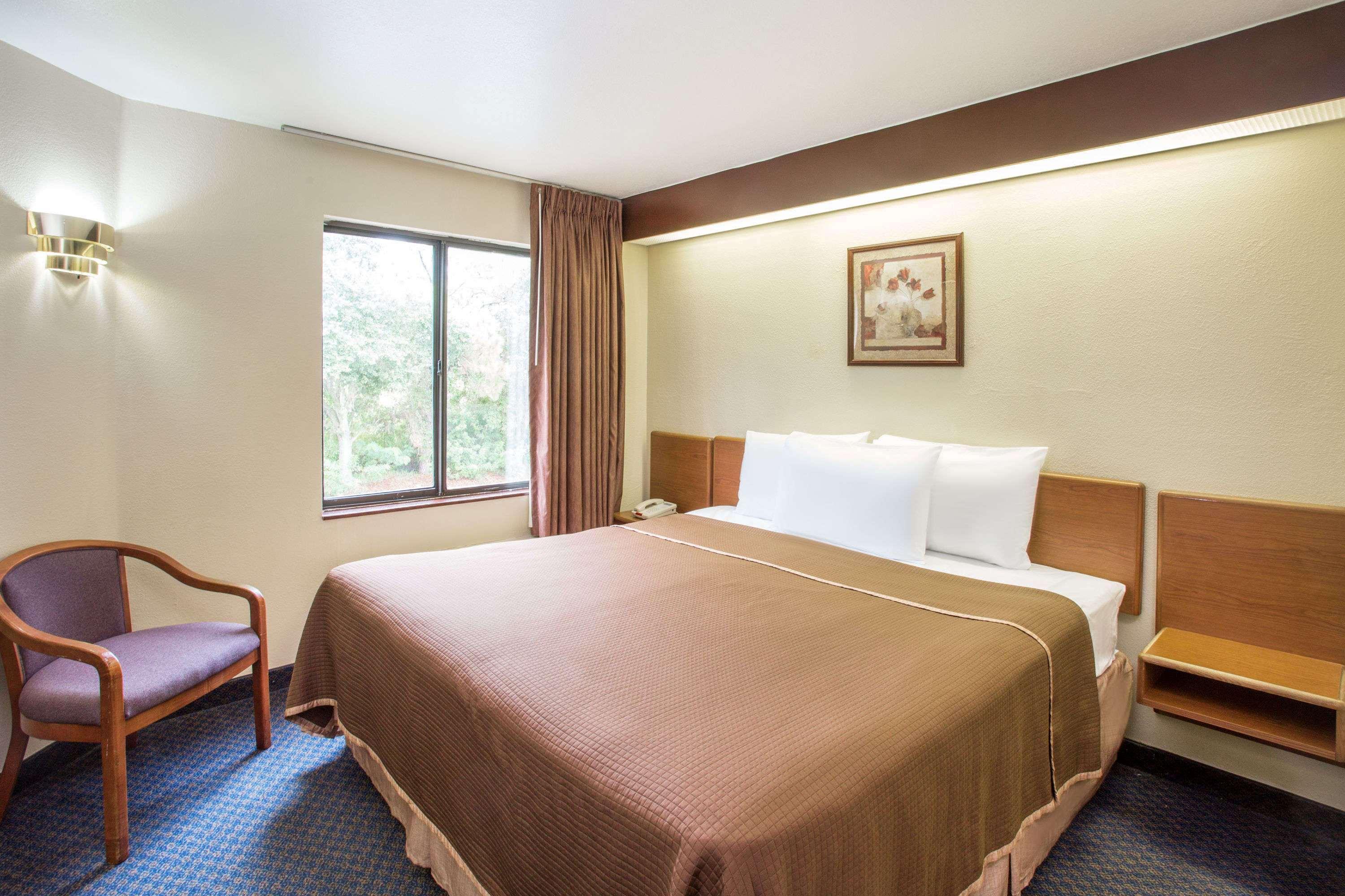 Travelodge By Wyndham Myers Airport