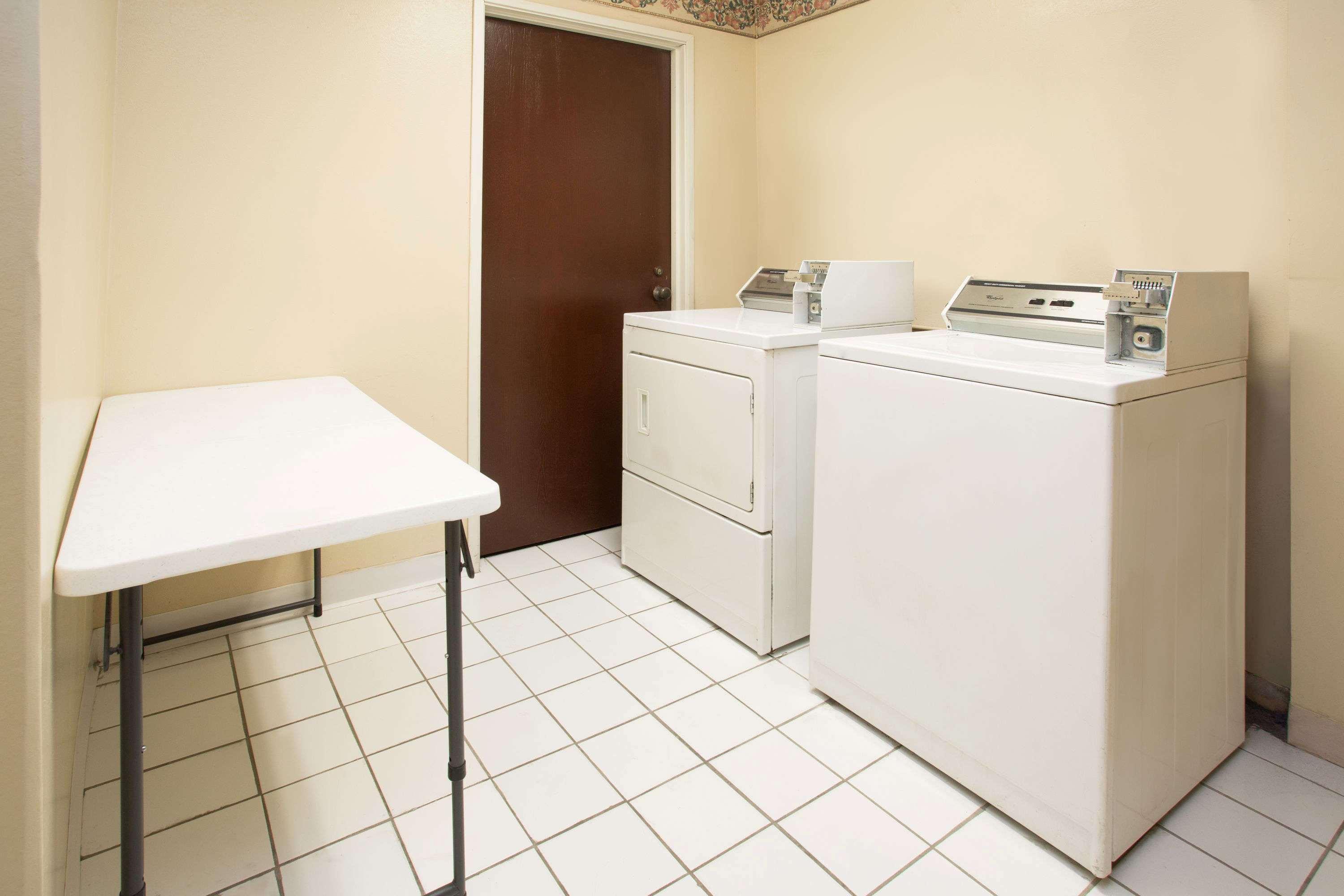 Travelodge By Wyndham Myers Airport Hotel 2*