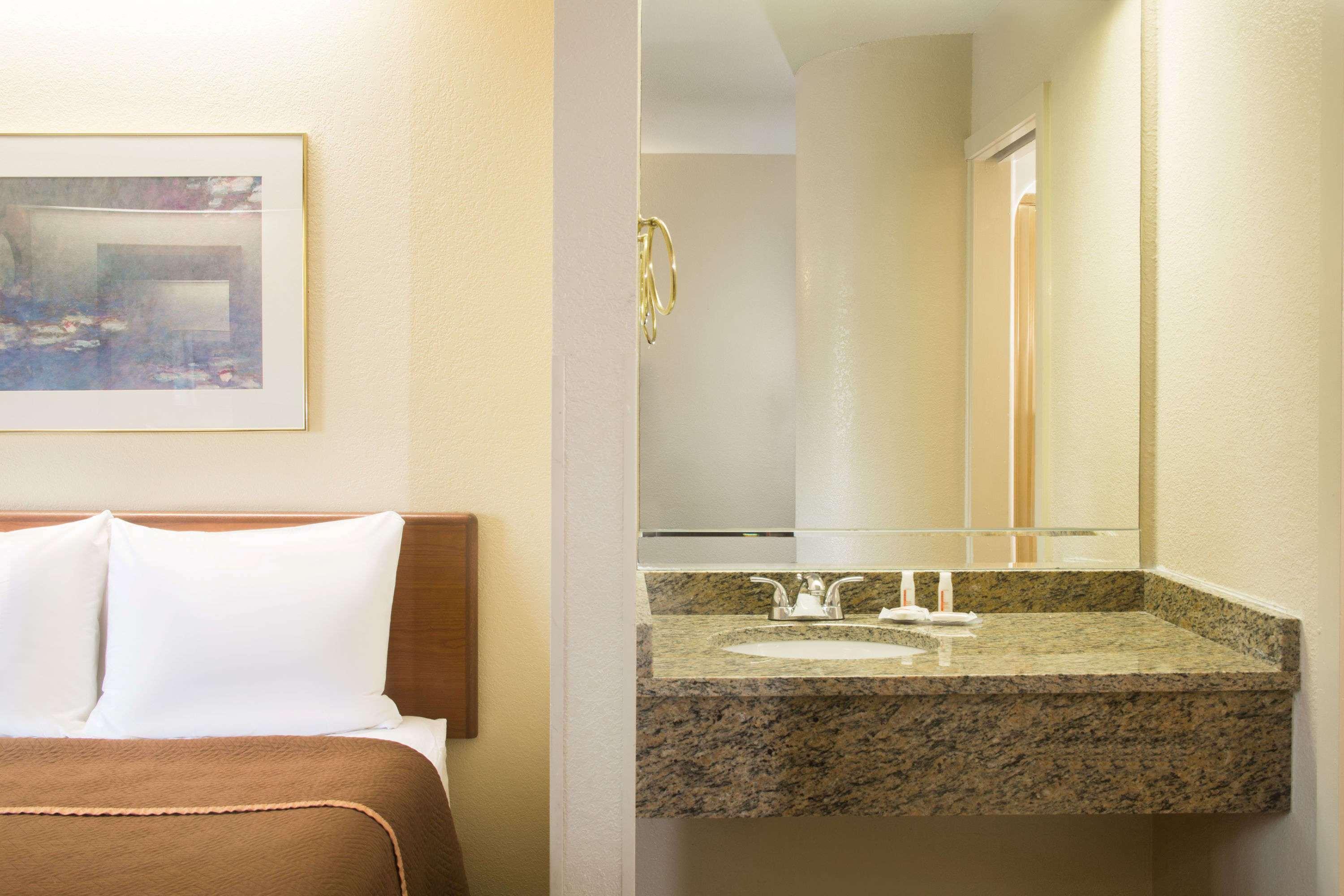 Travelodge By Wyndham Myers Airport