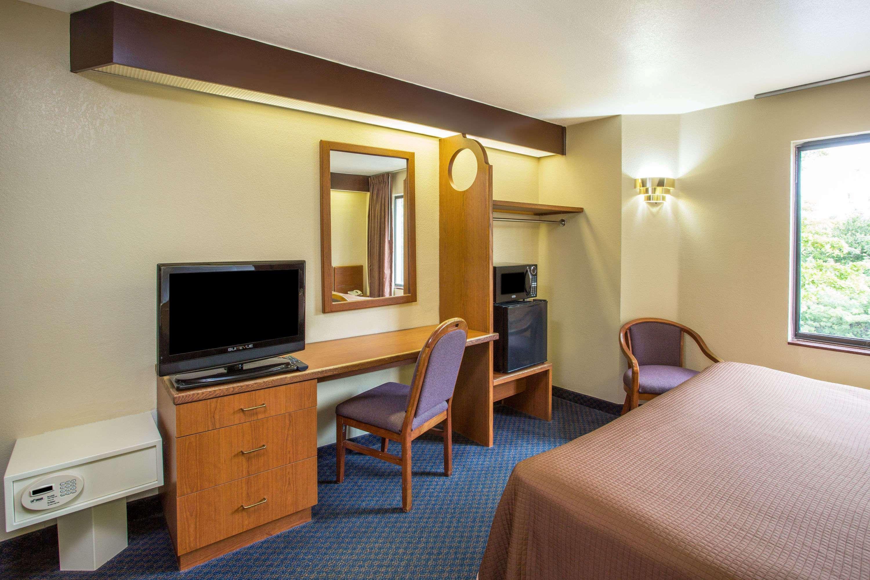 Travelodge By Wyndham Myers Airport Hotel 2*