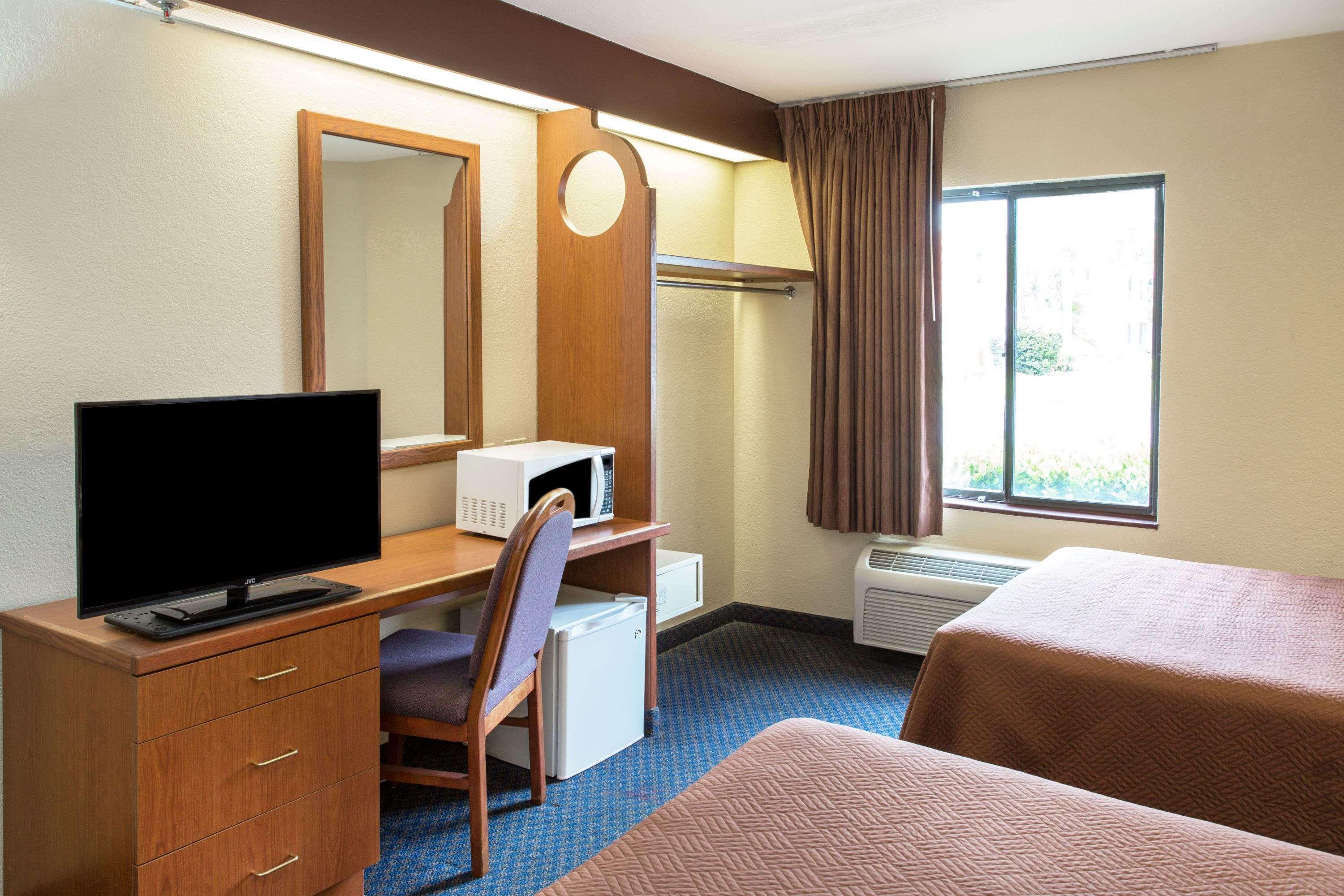 Travelodge By Wyndham Myers Airport Hotel