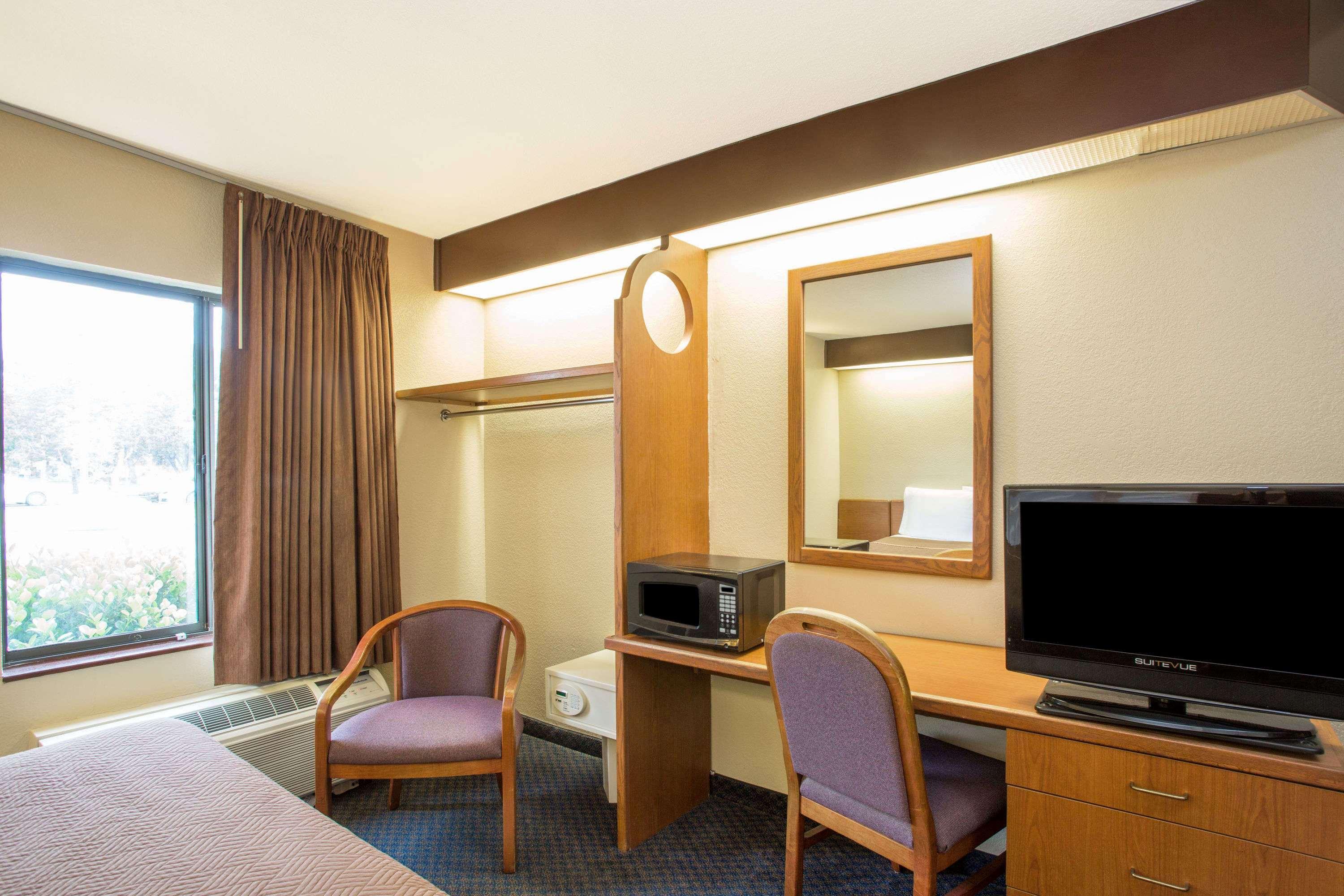Travelodge By Wyndham Myers Airport Hotel 2*