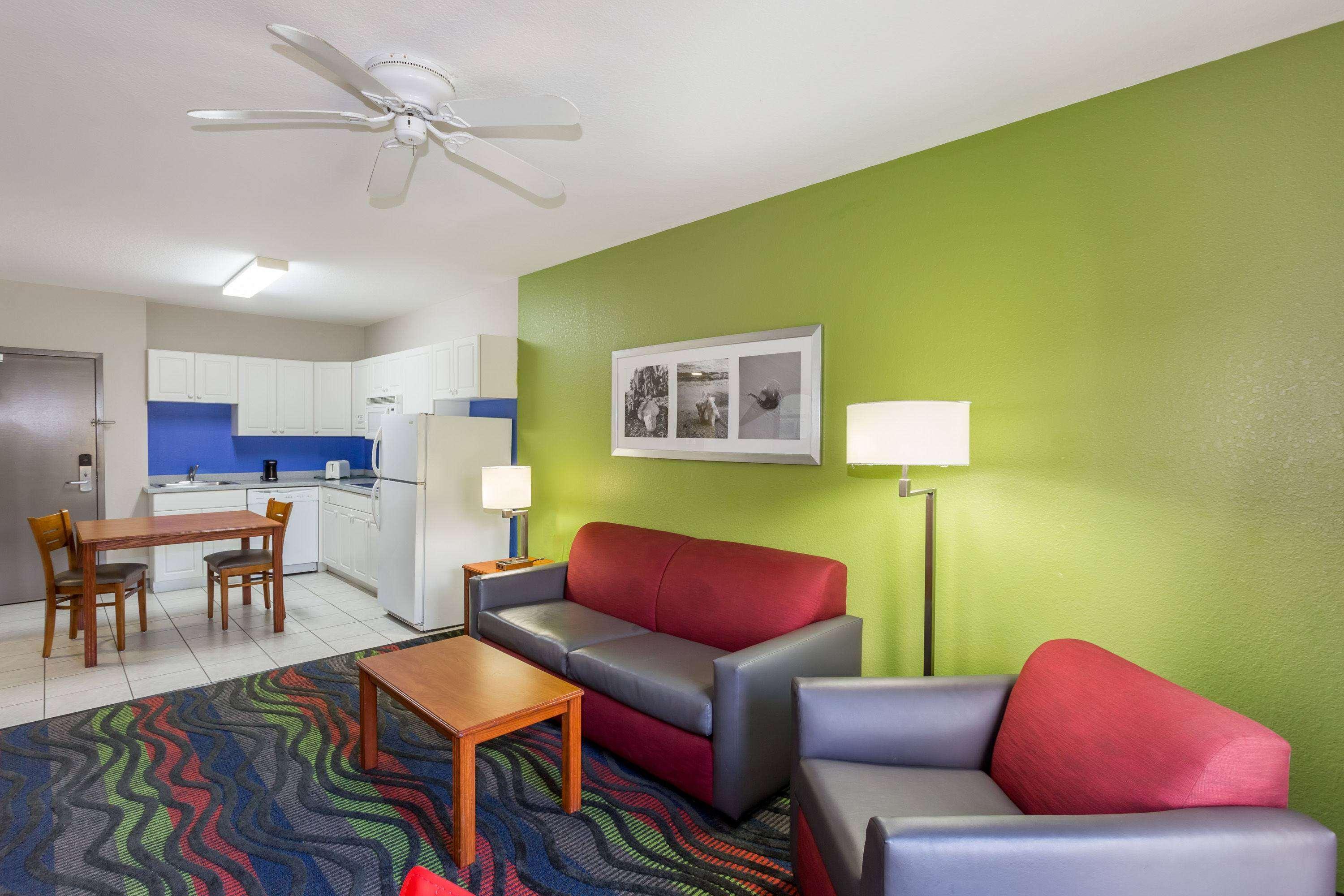 Days & By Wyndham Myers Near Jetblue Park 3*