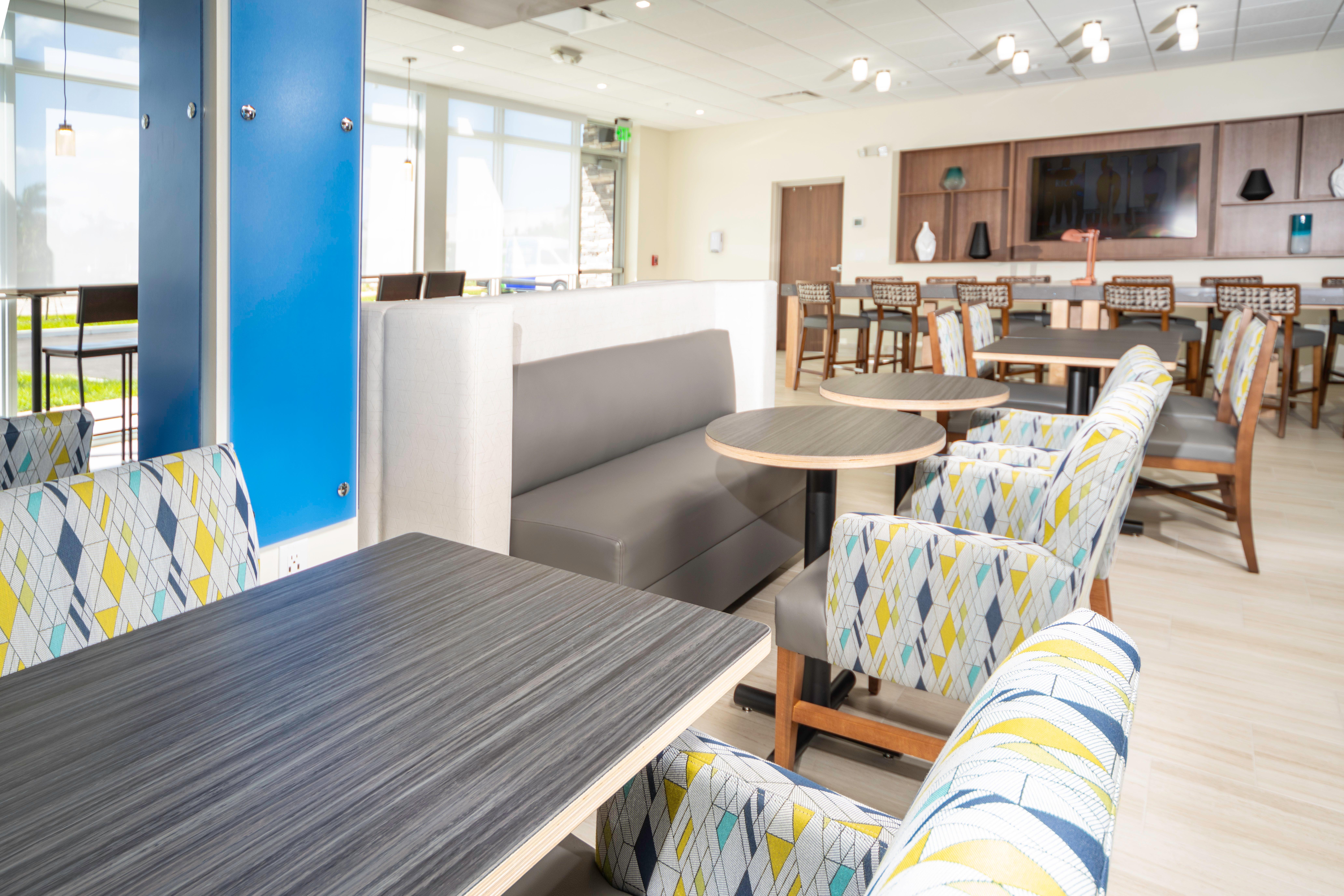 Express & - Myers Airport By Ihg Hotel