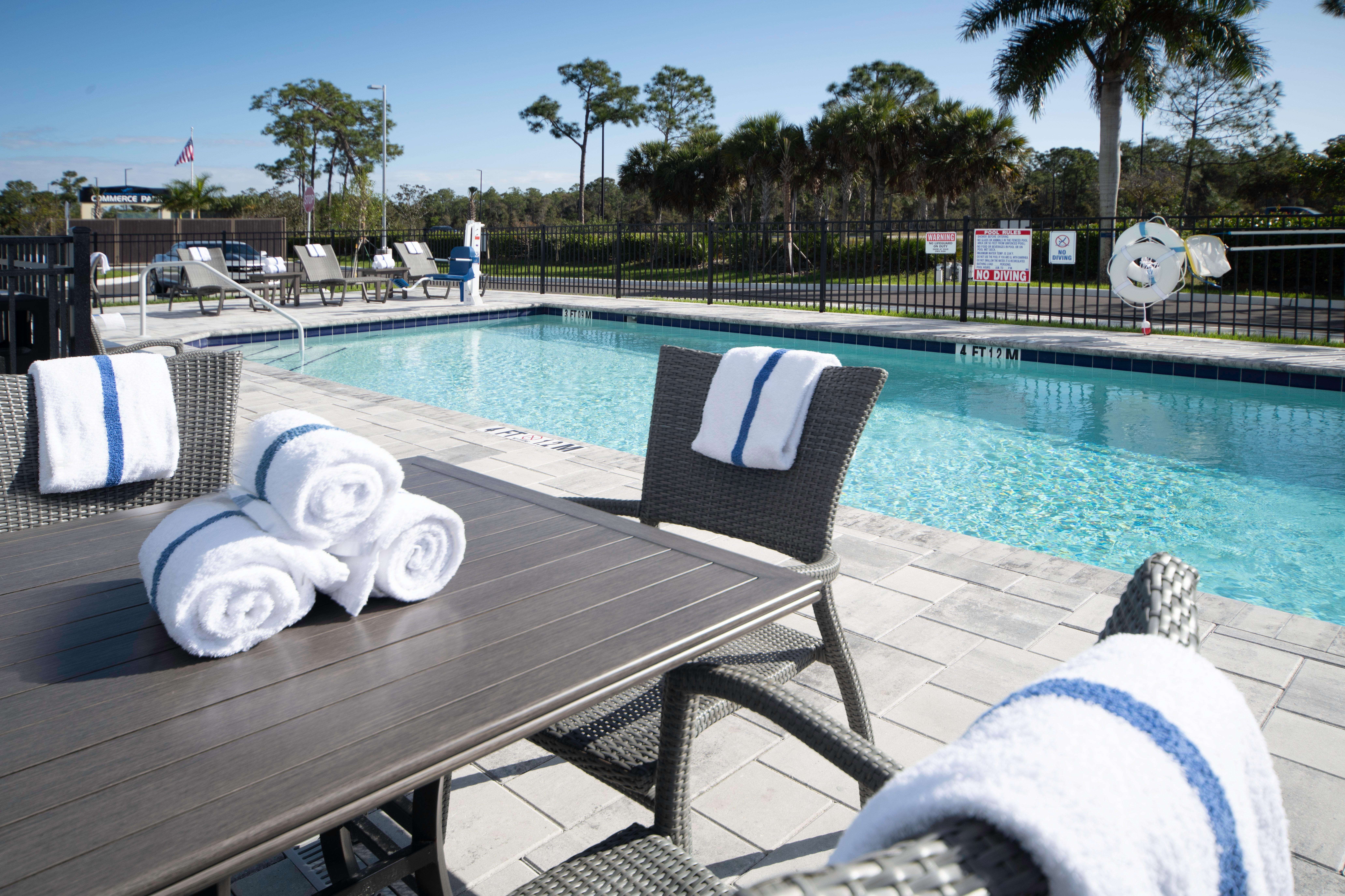 Express & - Myers Airport By Ihg Hotel 3*