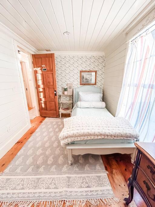 New Owners! Storybook Cottage! * Fort Myers
