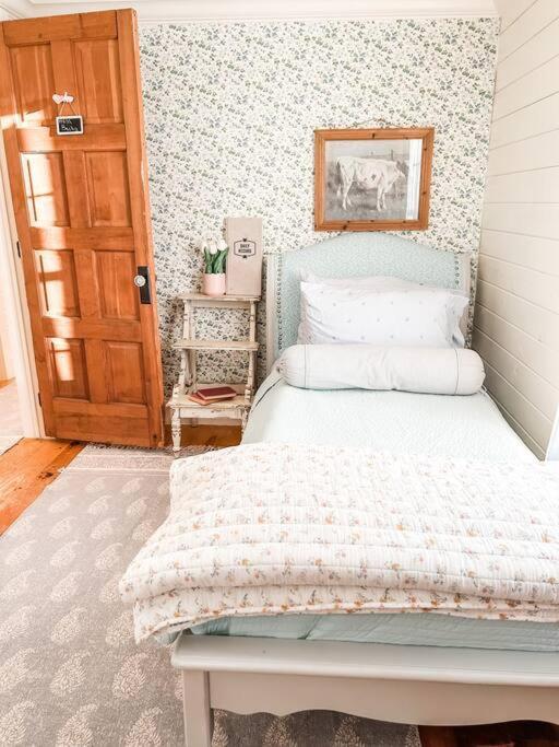 New Owners! Storybook Cottage! Holiday home Fort Myers