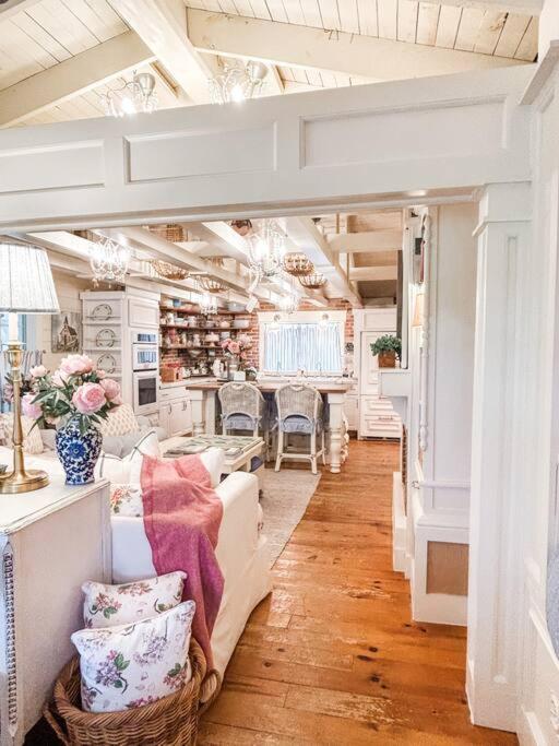 New Owners! Storybook Cottage! Fort Myers