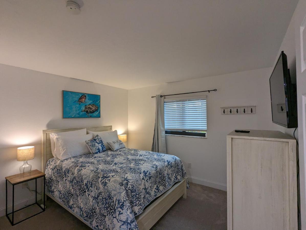 New Condo! Just 15 Min To Ft Myers And Sanibel Beach! Great Location!! *
