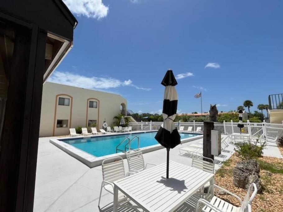 New Condo! Just 15 Min To Ft Myers And Sanibel Beach! Great Location!!