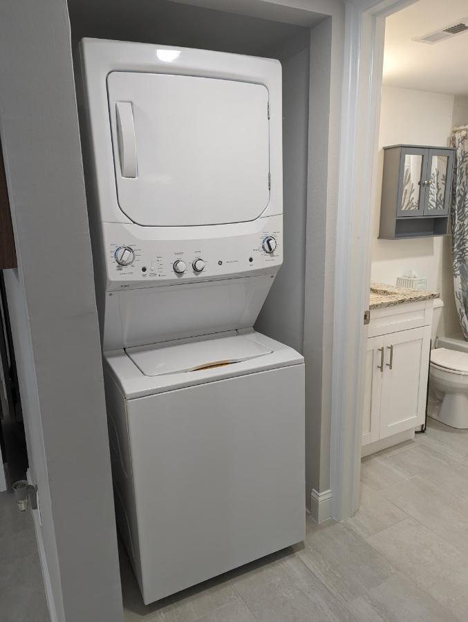 New Condo! Just 15 Min To Ft Myers And Sanibel Beach! Great Location!! *