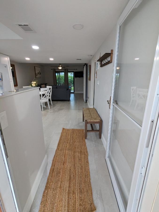 New Condo! Just 15 Min To Ft Myers And Sanibel Beach! Great Location!! *