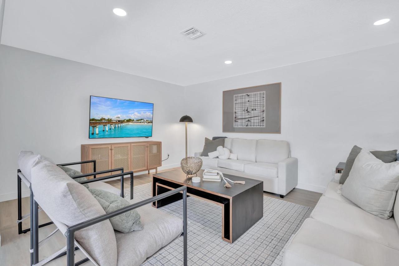 Serene Pool & Spa Home Near Beaches & Downtown Holiday home