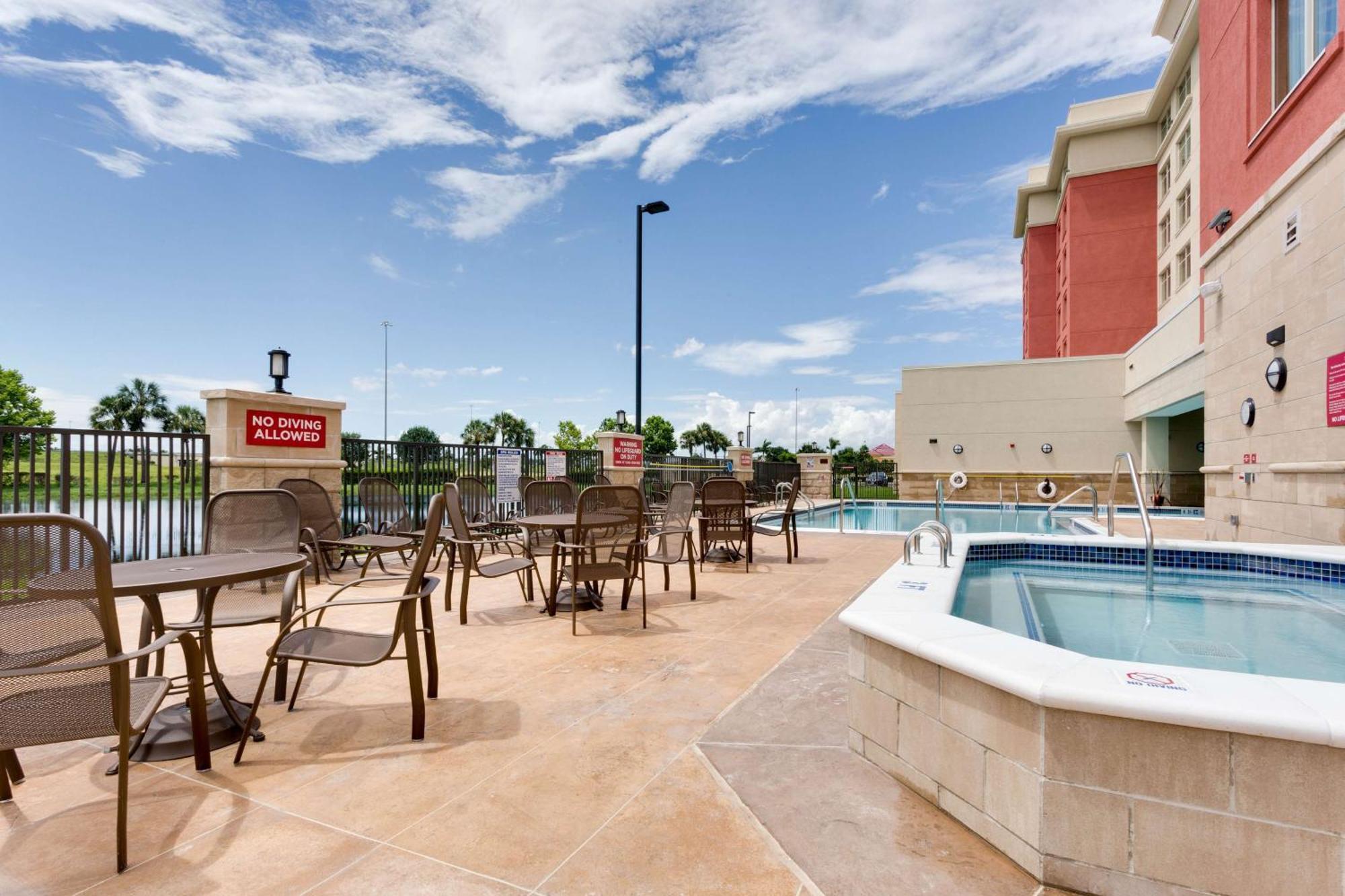 Hotel Drury & Myers Airport Fgcu 3*