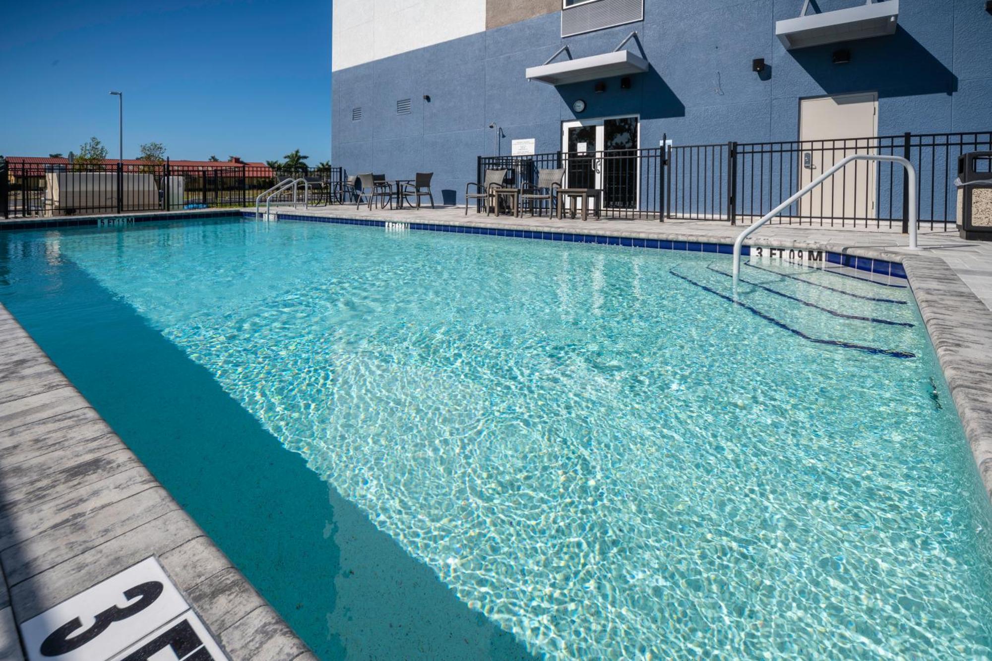Express & - Myers Airport By Ihg Hotel Fort Myers