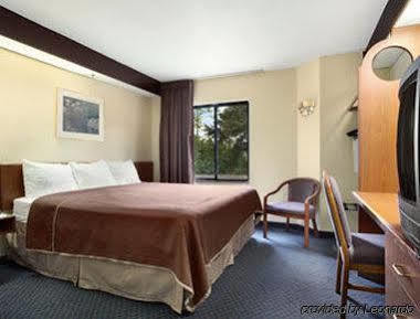 Travelodge By Wyndham Myers Airport Hotel 2*
