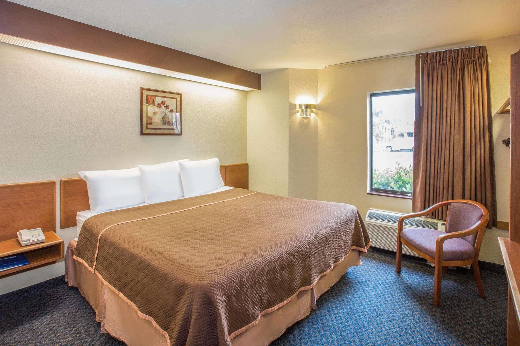 Travelodge By Wyndham Myers Airport 2*