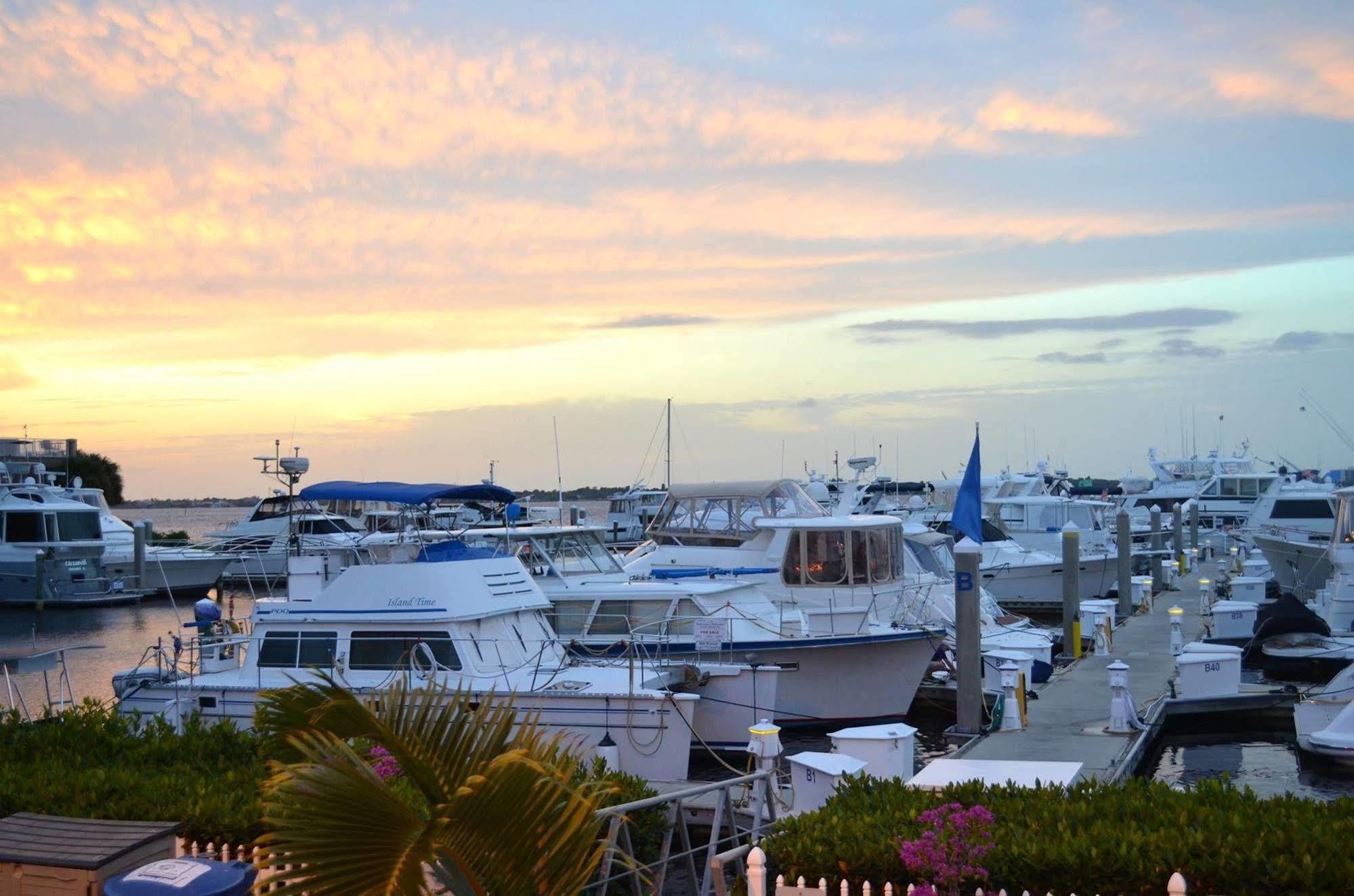 Hotel Legacy Harbour & Suites 3*