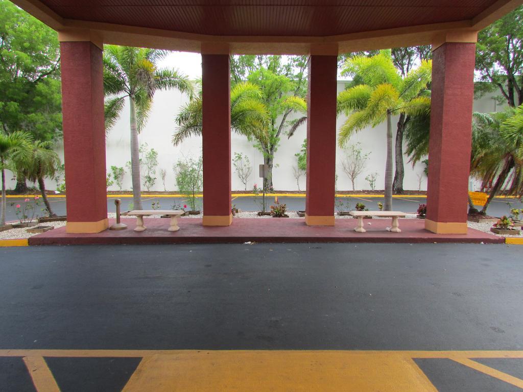 Howard Johnson By Wyndham Ft. Myers Fl Hotel 3*