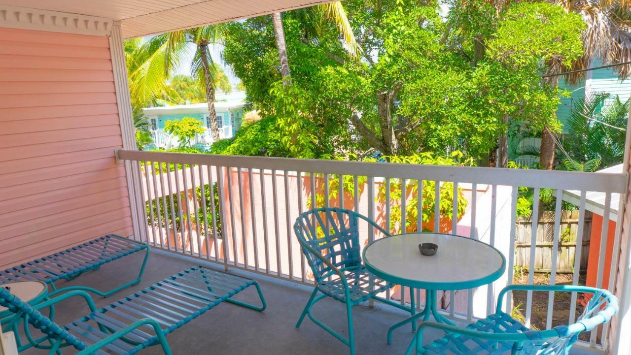 Lighthouse Resort: &