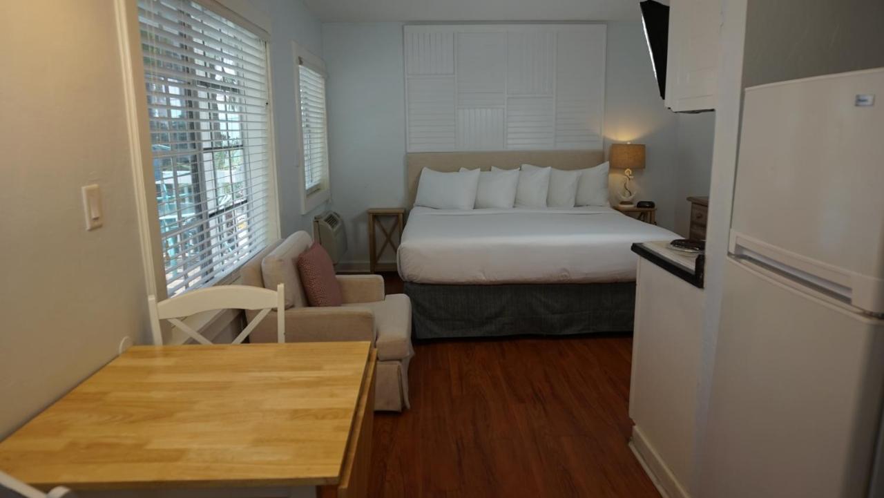Lighthouse Resort: &